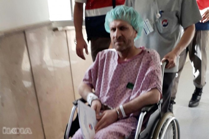 Mehkûmê nexweş Alpsoy destên wî kelepçekirî birin ameliyatê