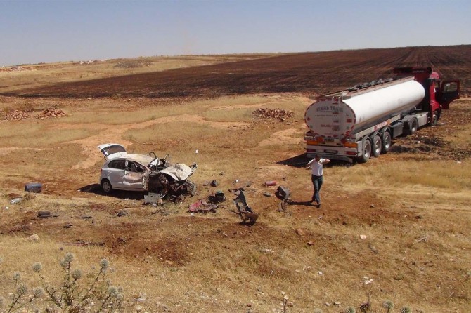 ​Şanlıurfa-Gaziantep Karayolu'nda TIR otomobili altına alarak şarampole girdi: 4 yaralı