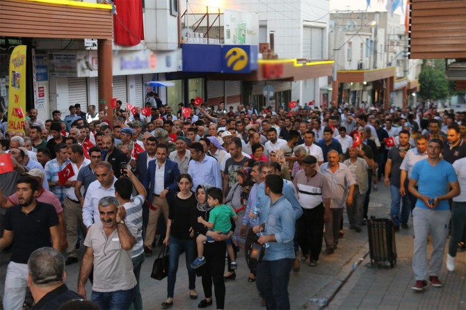 Erganililer darbenin yıldönümünde yürüdü