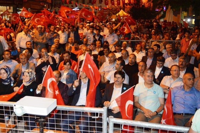 "Darbe heveslilerine karşı dimdik bir duruş sergilendi"