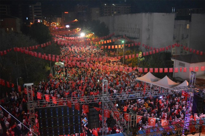 Darbe girişimi yıldönümünde Batmanlılar sabaha kadar meydandaydı
