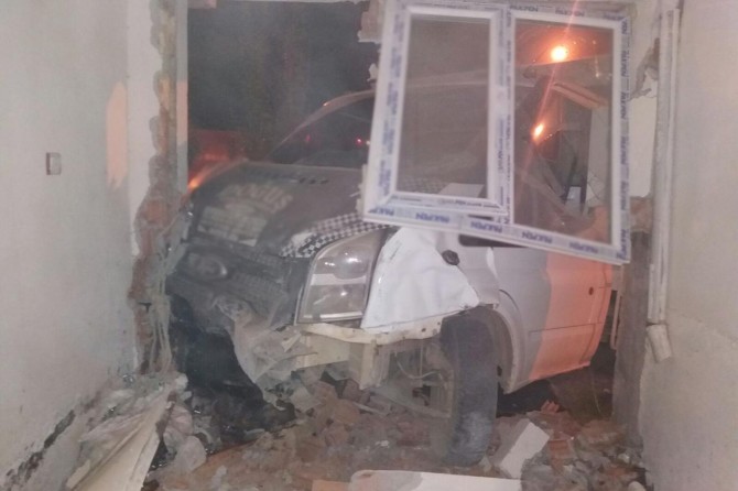 Bitlis Beşminare Mahallesi'nde binaya dalan kamyonet korkulu dakikalar yaşattı foto