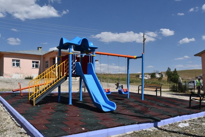 Van İpekyolu'nda okullara oyun parkı yapıldı