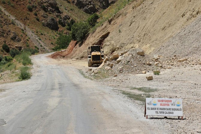 Van Çatak’a 110 kilometre sıcak asfalt dökülecek