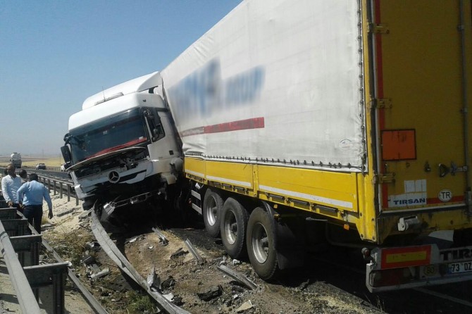 Şanlıurfa'da TIR bariyerlere çarptı: 1 yaralı