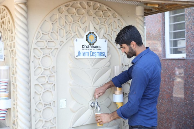 Diyarbakır'daki ikram çeşmesinden limonata akıyor