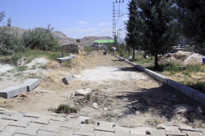 Van Büyükşehir Belediyesinden mezarlıkta çevre düzenlemesi