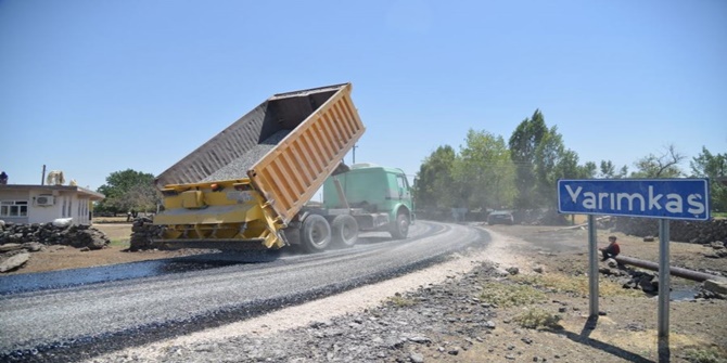 Çınar'ın kırsal mahalleleri Büyükşehir Belediyesi tarafından asfaltlanıyor