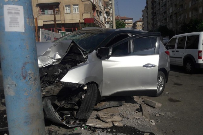 Diyarbakır'da Medine Bulvarında hızını alamayan otomobil elektrik direğine çarptı