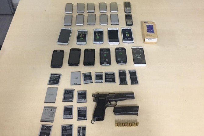 ​Gaziantep’te ruhsatsız silah ve kaçak cep telefonu operasyonu