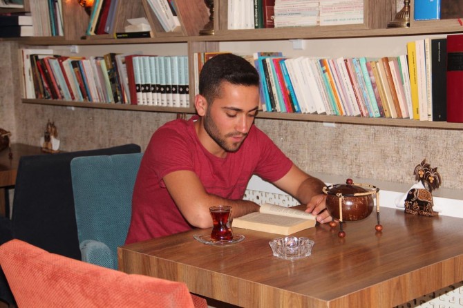 Van'da kitap okuyana çay ve kahve bedava
