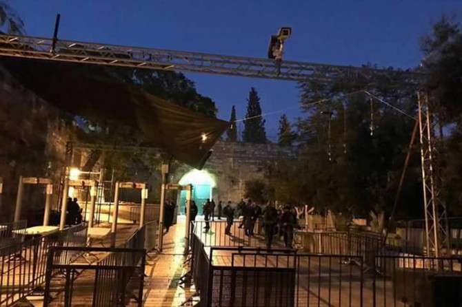 Siyonist işgalciler Mescid-i Aksa'nın kapısına kamera yerleştiriyor