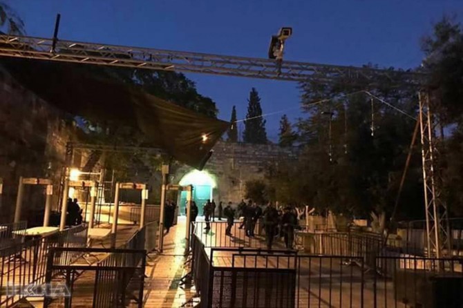 Zionist occupiers place cameras at the door of Masjid al-Aqsa