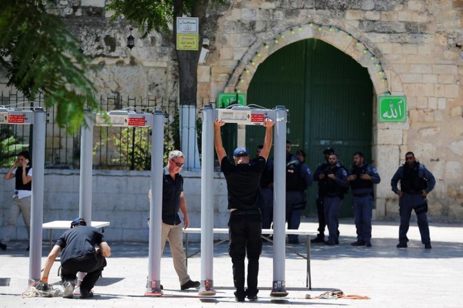 Insolent statement from the zionist occupiers: Metal detectors will stay