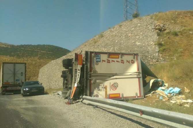 Bariyerlere çarpan TIR devrildi