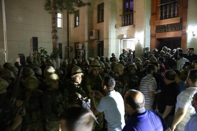 Darbe girişiminde Siirt Valiliğini kuşatan askerler hakim karşısında