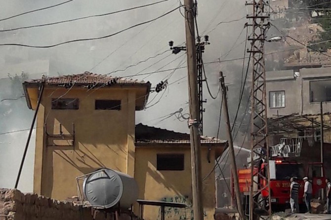 Mardin Derik'te çocukların çıkardığı ateş trafoya sıçradı foto