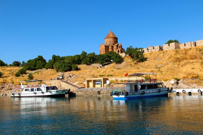Tarihi Akdamar Adası ziyaretçilerin ilgi odağı oldu