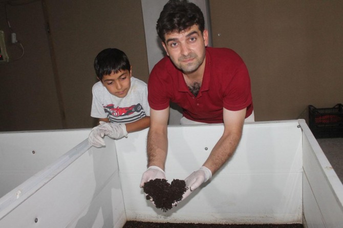 2 milyon solucanla organik gübre üretiyor