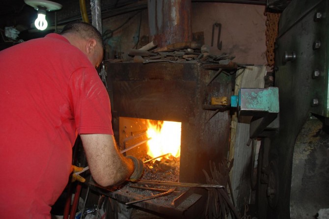 Diyarbakır’da yaz sıcağında demir dövüyorlar