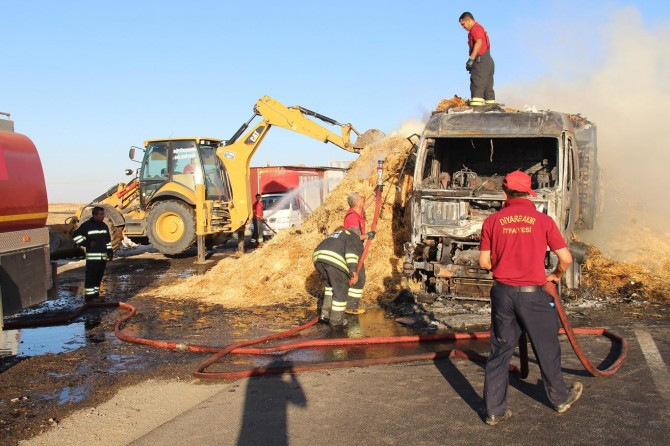 Diyarbakır'da  saman yüklü kamyon alev aldı