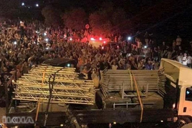 The iron barricades around Masjid al-Aqsa remove