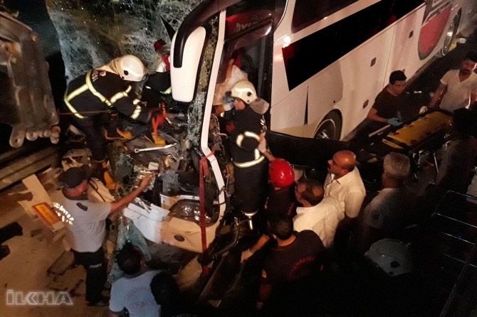 Bus hit truck: one dead 26 injured