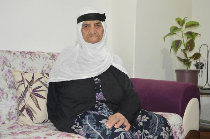 50 yıldır tek kolu ile yaşayan ninenin tevekkülü imrendiriyor