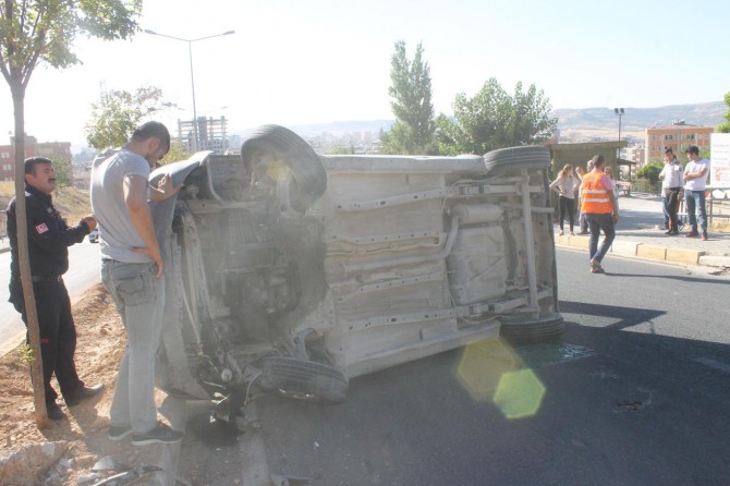 Takla atan otomobilden burunları bile kanamadan çıktılar