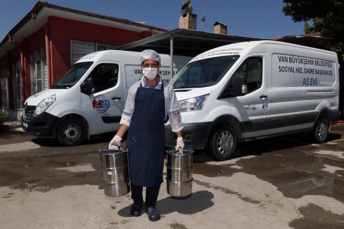 Van Büyükşehir Belediyesinden 2 bin yoksula sıcak yemek