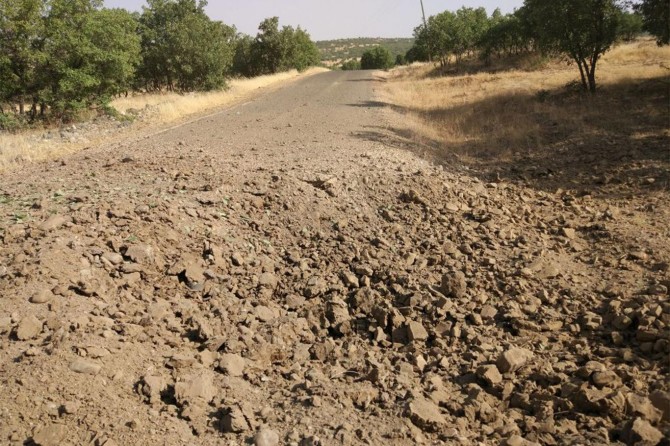 ​Diyarbakır Dicle Yokuşlu köyü güzergâhında yol kenarına tuzaklanan patlayıcı imha edildi