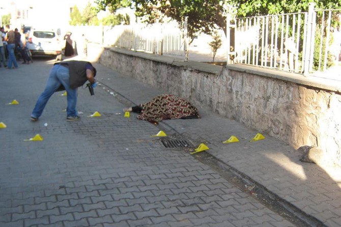 ​Şanlıurfa Viranşehir'de boşandığı eşini ve kızını sokak ortasında vurdu