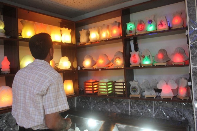 Ali Dinler, Mardin Kızıltepe'de kaya tuzunu işleyerek süs eşyası yapıyor