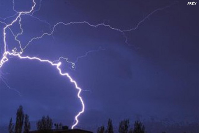 Hindistan'a yıldırım düştü: 11 ölü