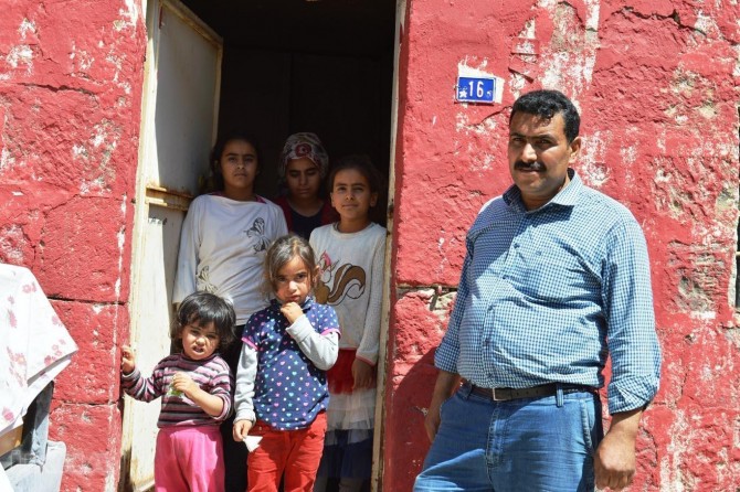 10-member family living in single room expect for help