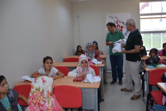 Mardin Kızıltepe Belediyesinden kurs öğrencilerine tişört ve şapka