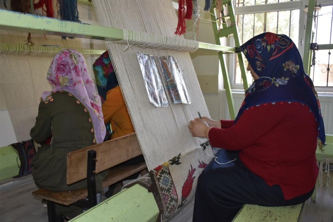 Muş'ta iplikler kadınların elinde halıya dönüşüyor