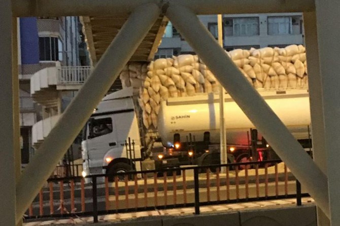 Kamyonet üst geçide takıldı