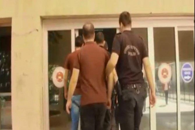 Kaçak sigara satan 2’si polis 5 kişi tutuklandı