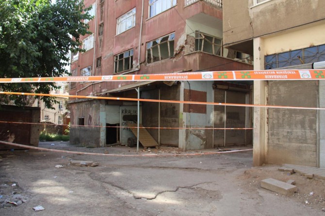 Diyarbakır Şehitlik'te kolonları patlayan apartmanın sakinleri yardım bekliyor