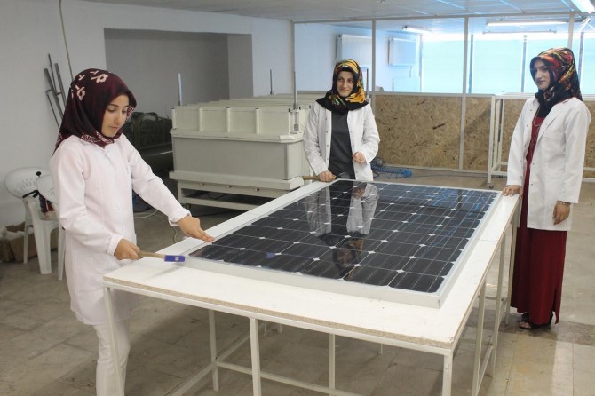 Muş'ta kadınlar güneş paneli üretiyorlar