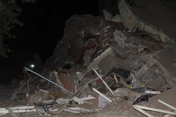 Diyarbakır Şehitlik Mahallesinde tahliye edilen bina çöktü