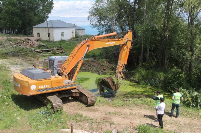 ​Van Büyükşehir Belediyesi sulama kanallarını ve göletleri temizliyor