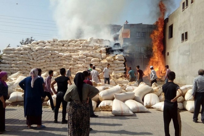 ​Batman Seyitler Mahallesi'nde boş arazideki saman balyaları alev aldı