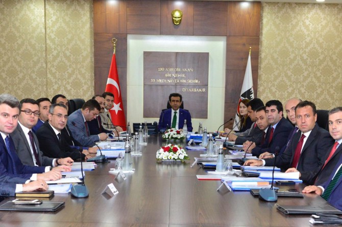 Diyarbakır Valisi kaymakamlarla değerlendirme toplantısı yaptı