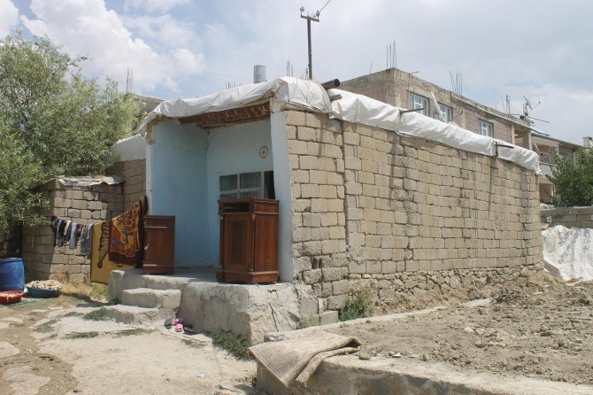 Tek gözlü evde yaşam mücadelesi veriyorlar