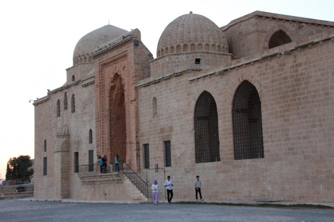 Mardin Kasımiye Medresesi’ndeki kan izi ziyaretçilerin dikkatini celp ediyor foto
