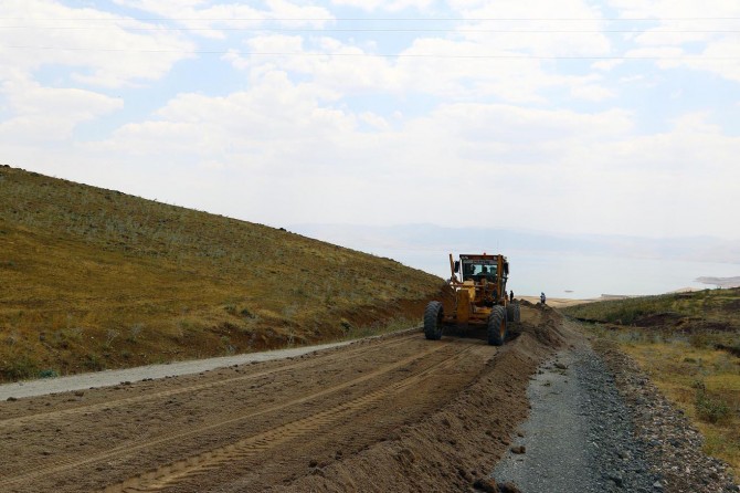 Van Büyükşehir Belediyesi yol çalışmalarına devam ediyor