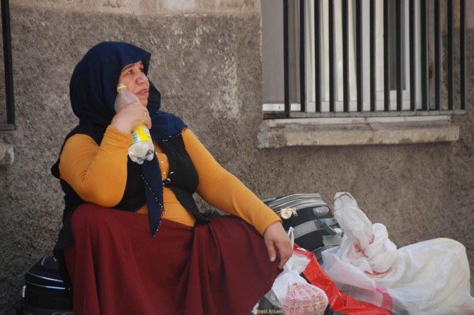 Diyarbakır'da yıkılma tehlikesi nedeniyle evlerinden tahliye edilenler yardım bekliyor