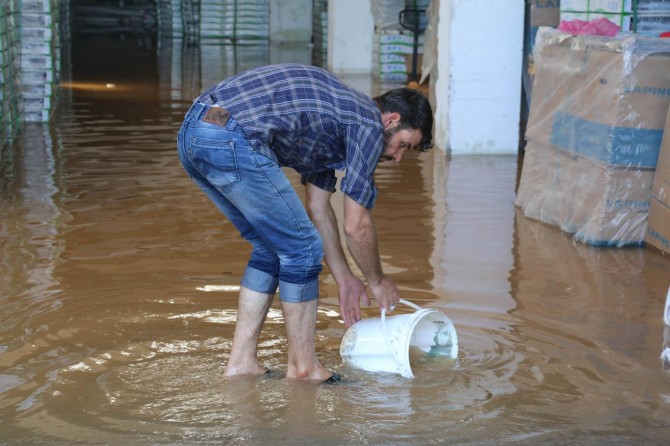​Şanlıurfa'da ev ve işyerlerini su basan Ulubağ mahallelisinden yetkililere tepki